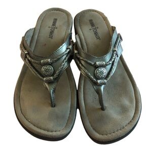 MINNETONKA leather flip flops with etched silver tone embellishments. Size 8